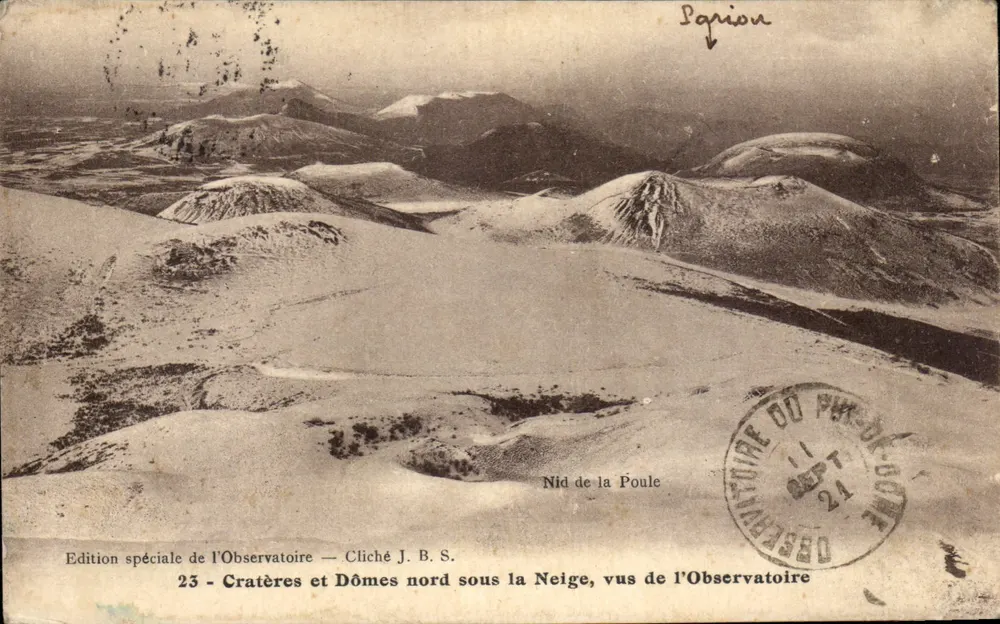 Krater und Dächer im Norden unter Schnee, vom Observatorium aus gesehen — Nid de la Poule — Sonderausgabe des Observatoriums, Foto von J. B. S. - Vorderseite