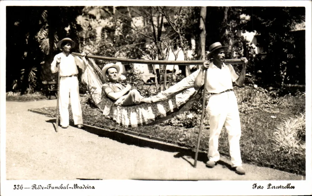 Ride-Funçabal-Madeira — Mężczyzna w hamaku noszony przez dwóch mężczyzn — Foto Lercotrellos, n° 336 - Awers