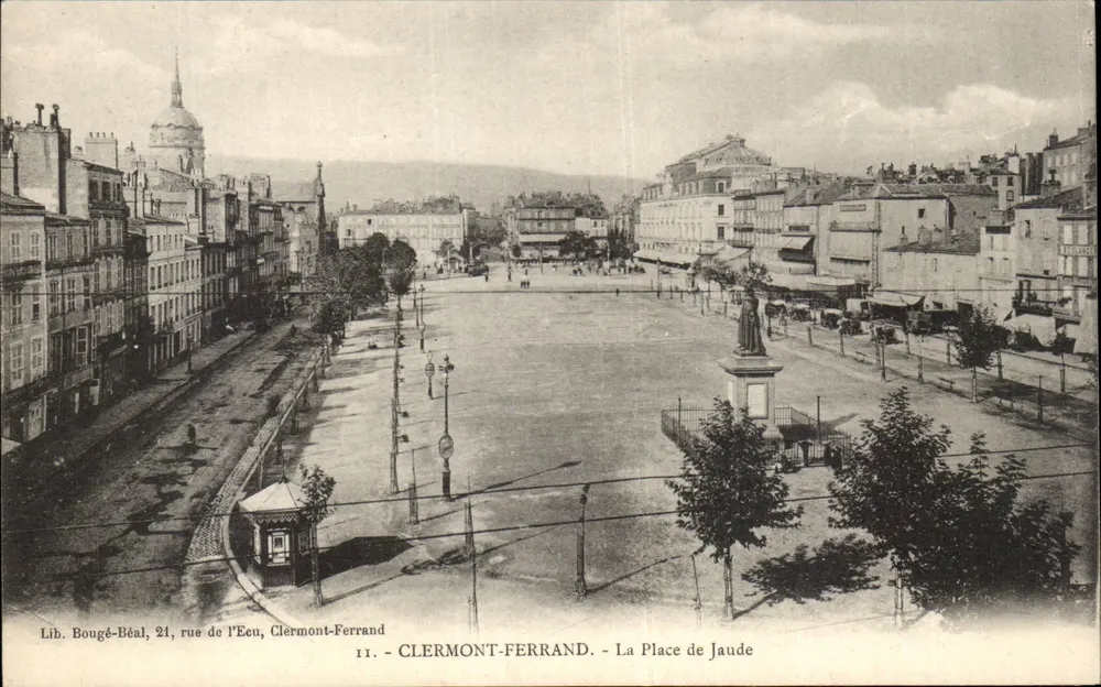 Clermont-Ferrand — A Place de Jaude — Lib. Bougé-Béal, 21, rue de l'Eeu - Frente