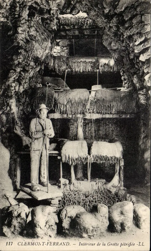 Clermont-Ferrand — Innenansicht der versteinerten Höhle — LL - Vorderseite