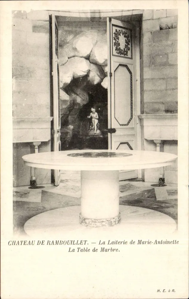 Schloss Rambouillet — Die Käserei von Marie-Antoinette — Der Marmortisch - Vorderseite