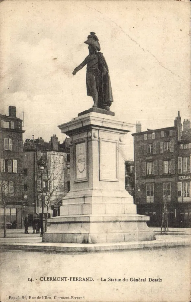 Clermont-Ferrand — Estátua do Geral Dessais — Bougé, 21 Rue de l'Écu - Frente