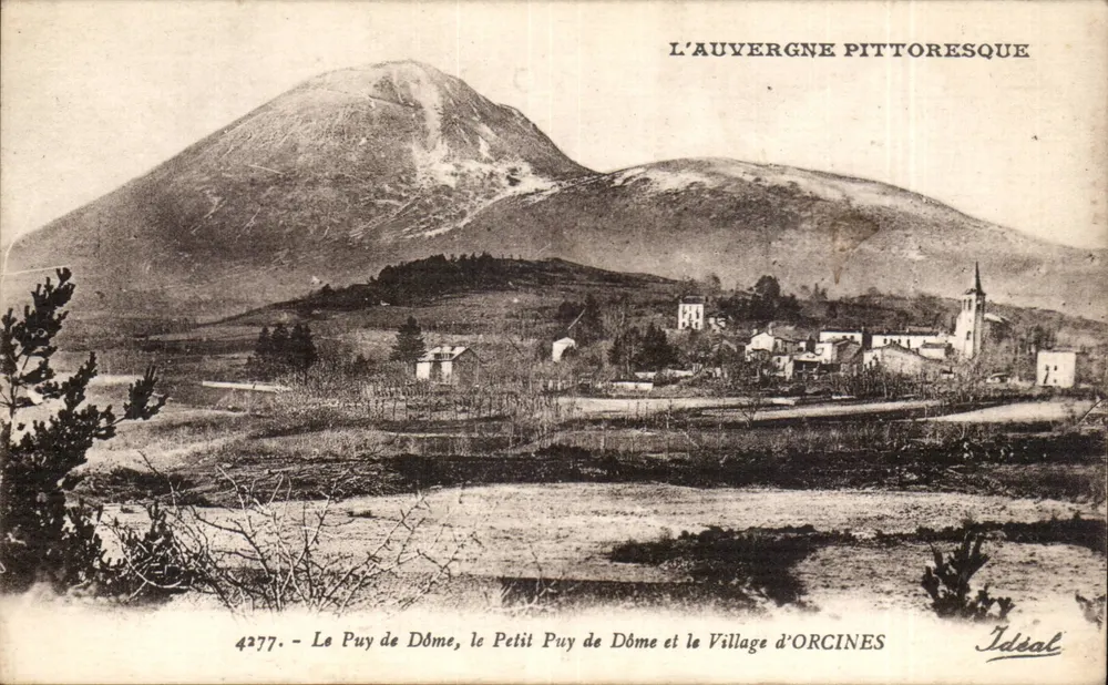 Le Puy de Dôme, der Petit Puy de Dôme und das Dorf ORCINES — pittoreske Auvergne — Ideal, n° 4277 - Vorderseite