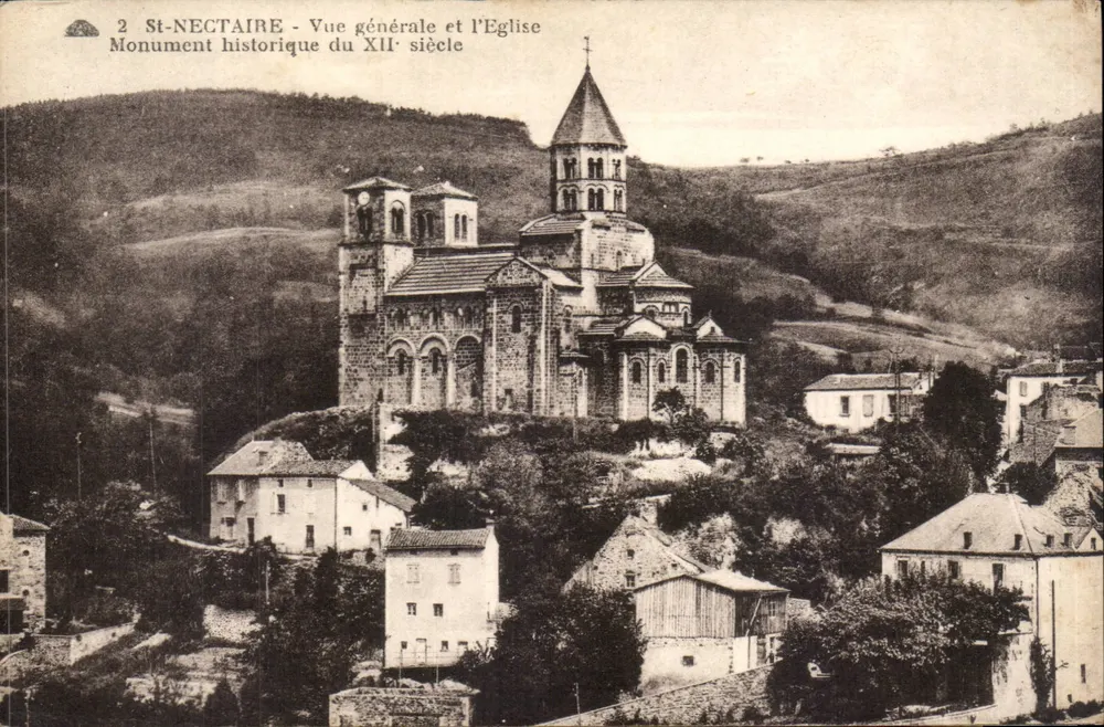 St-Nectaire - Vista geral e a Igreja - Monumento histórico do XIIº século - Frente