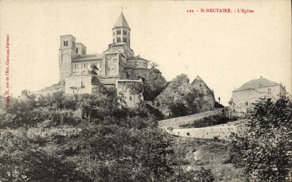 St-Nectaire - A Igreja — vista da igreja situada em uma colina, editor Roupé, rua de l'Écu, Clermont-Ferrand, n°122 - Frente