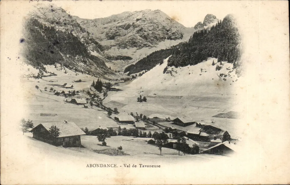 Abondance - Val de Tavaneuse — vista de montanha nevada com aldeia - Frente