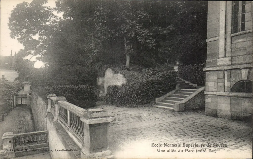 Höhere Normalschule von Sèvres — Ein Weg im Park (östlicher Teil) — A. Gimet & M. Pottin, Levavollé-Paris - Vorderseite