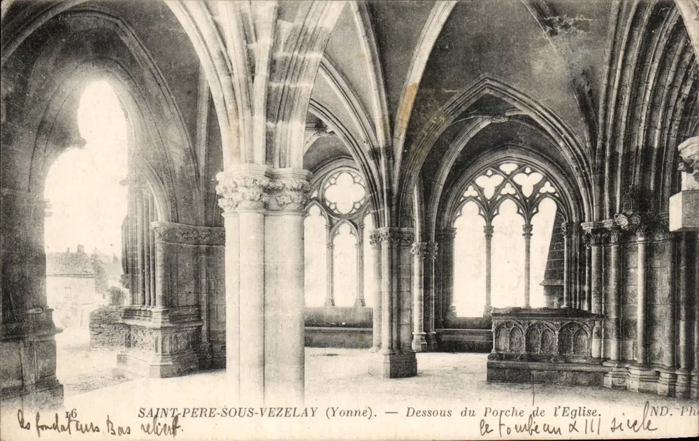 Saint-Père-sous-Vézelay (Yonne) — Unter dem Portal der Kirche — Gründung des 13. Jahrhunderts - Vorderseite