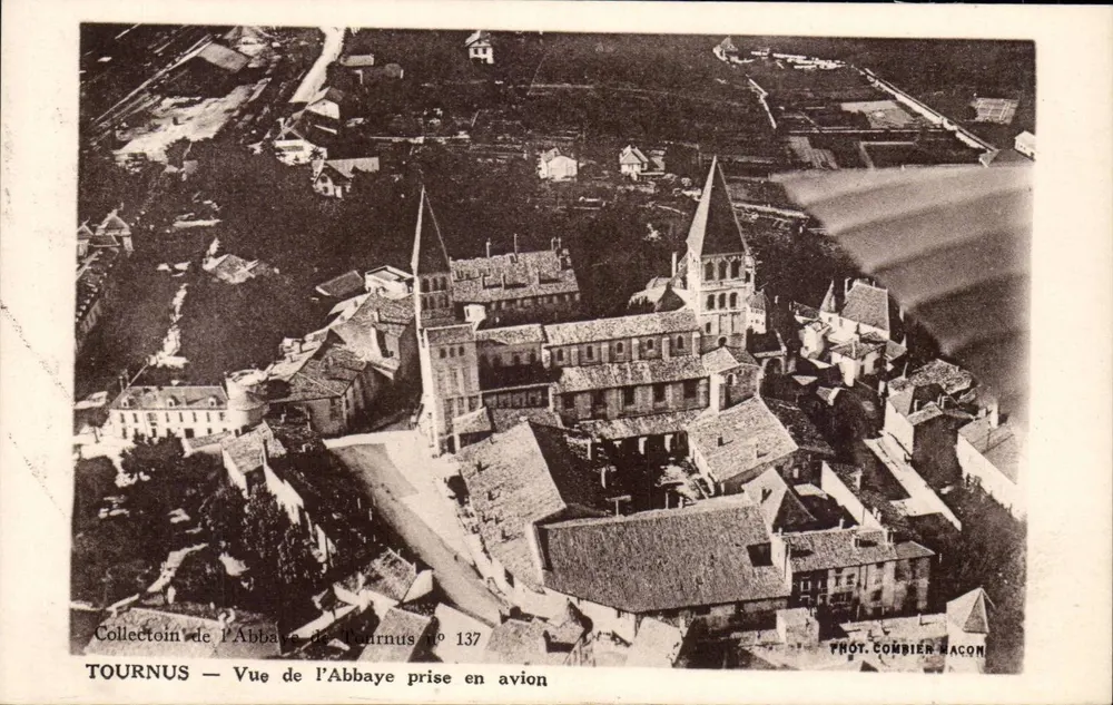 Tournus — Ansicht der Abtei vom Flugzeug aus — Fot. Combier Wacon n°137 - Vorderseite