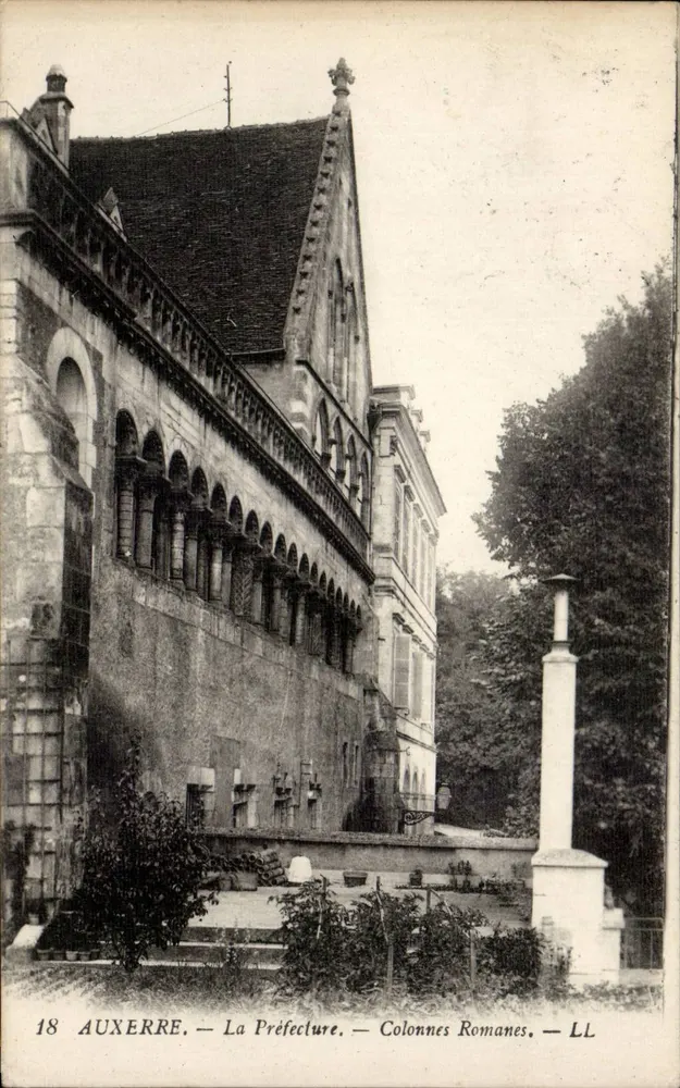 Auxerre — A Prefeitura — Colunas Romanas — LL - Frente