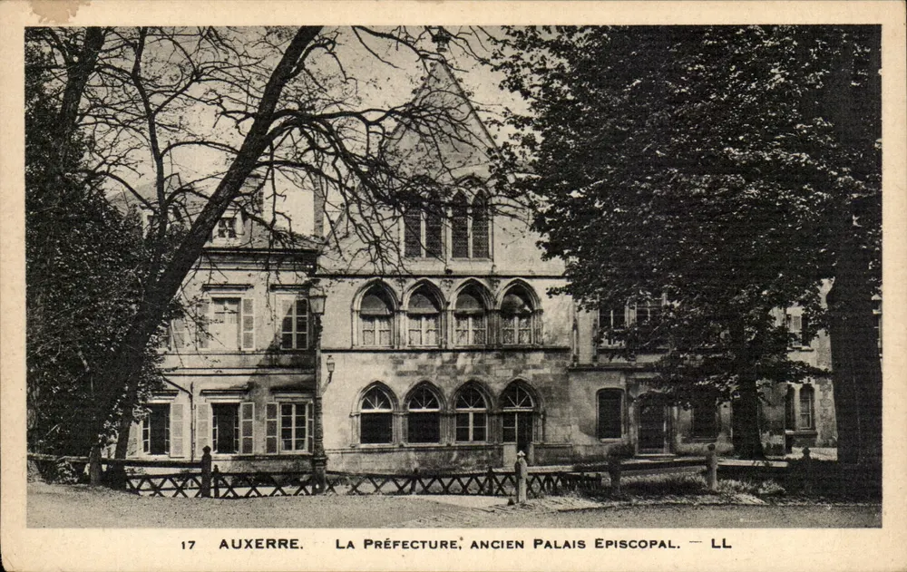 Auxerre — Die Präfektur, ehemaliges Bischofsschloss — LL - Vorderseite