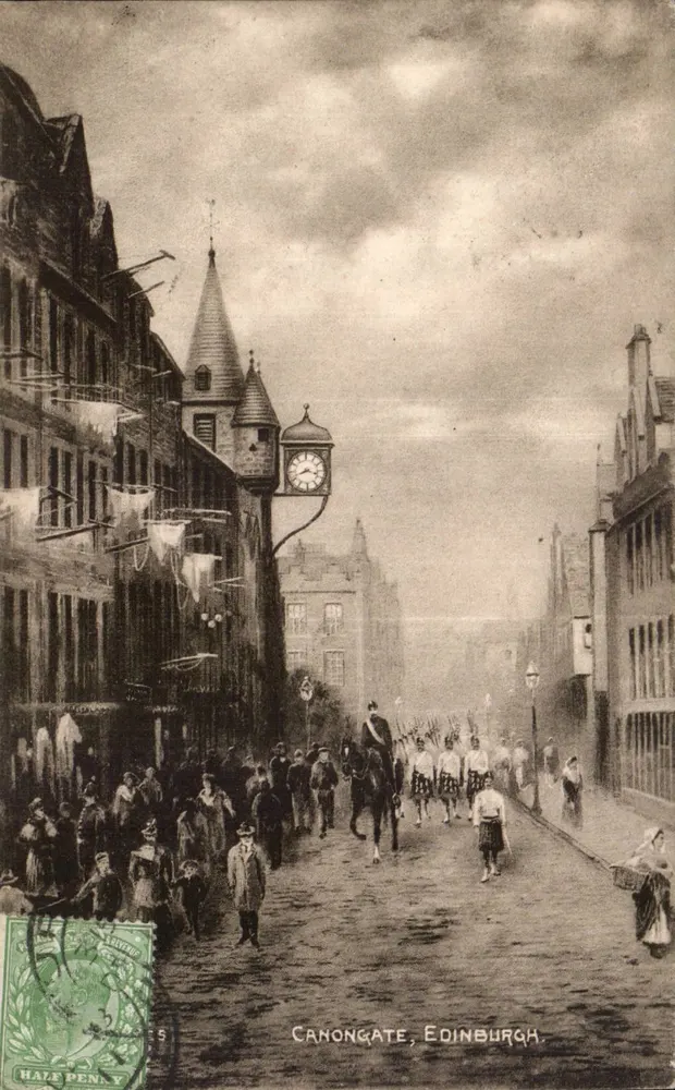 Canongate, Edimburgo — rua movimentada com relógio e dançarinos em kilt — editor 'HALF PENNY' n° 5 - Frente