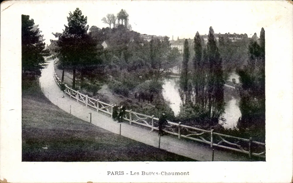 PARIS - As Buttes-Chaumont — vista do parque com passeio e lago — editor não identificado - Frente