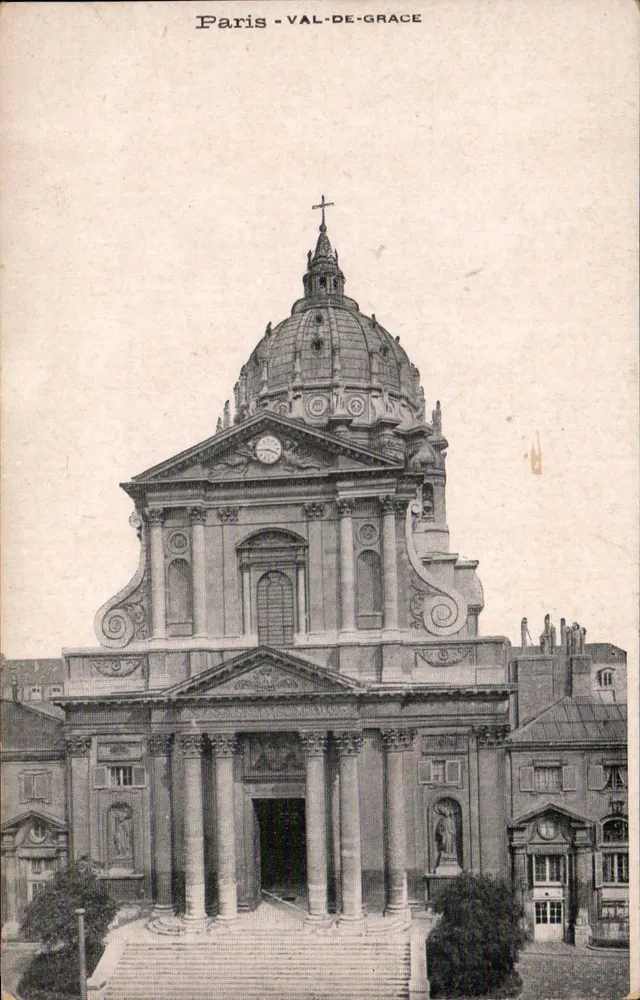 Paris - Val-de-Grâce — Igreja de estilo barroco com cúpula e portico — editor não identificado - Frente