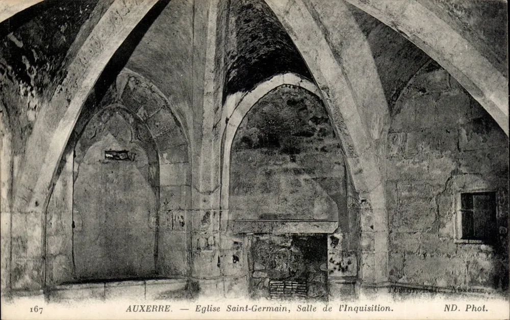 Auxerre — Kirche Saint-Germain, Zimmer der Inquisition - Vorderseite