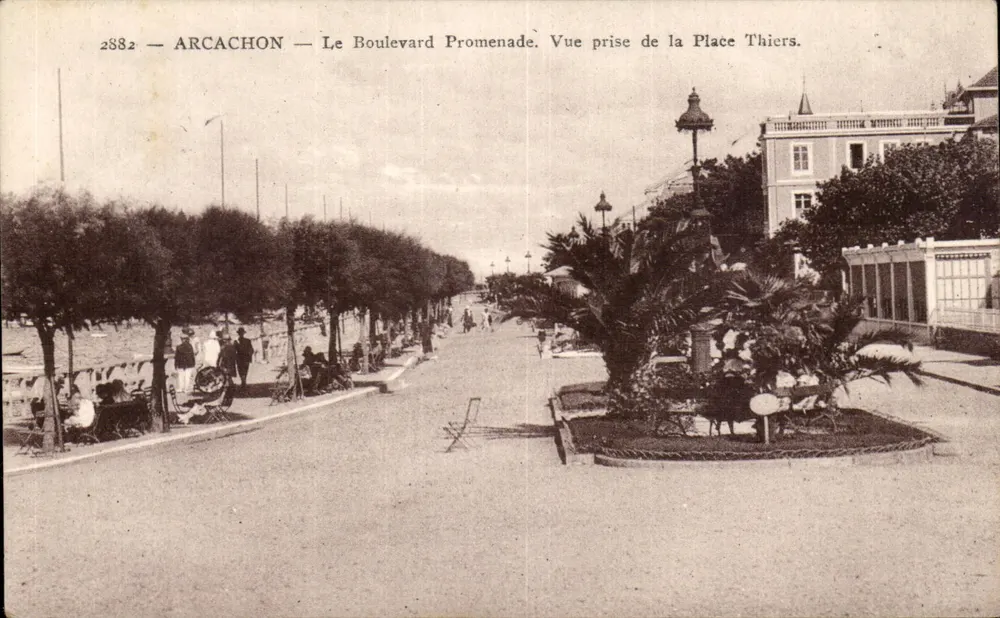 Arcachon — Der Promenadenboulevard — Aufnahme von der Place Thiers — Nr. 2882 - Vorderseite