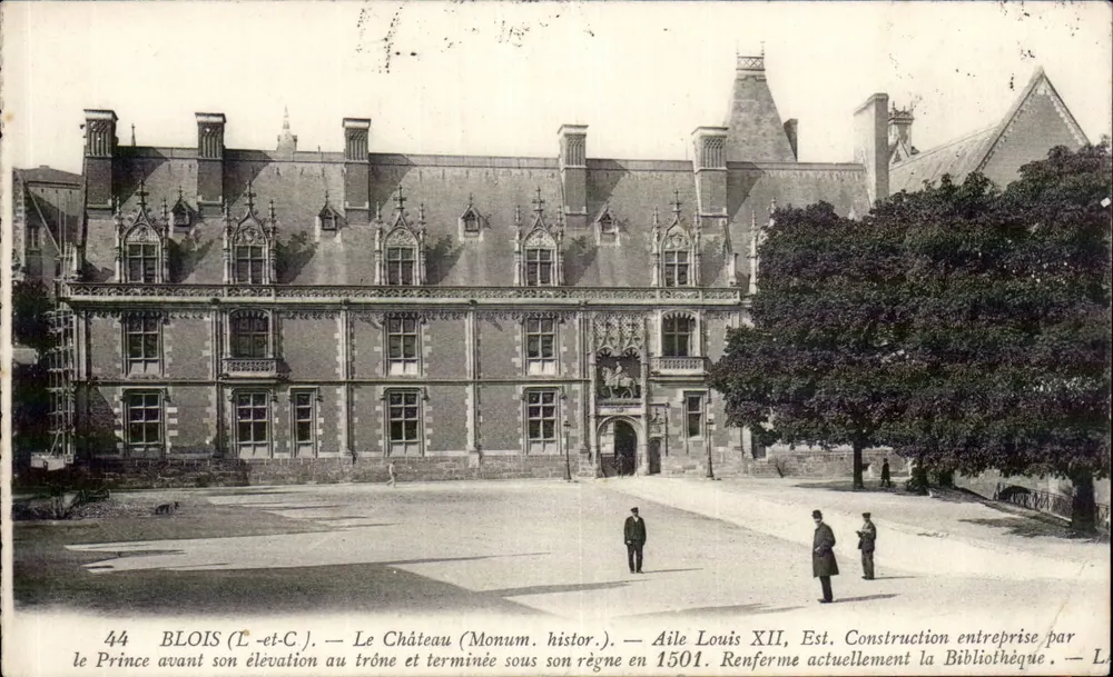 Blois (Loir-et-Cher) — O Castelo (Monumento histórico) — Ala de Louis XII. Construção iniciada pelo Príncipe antes de sua ascensão ao trono e concluída durante seu reinado em 1501. Atualmente abriga a Biblioteca. - Frente