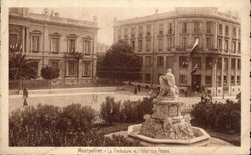 Montpellier - A Prefeitura e o Edifício das Pós - Frente