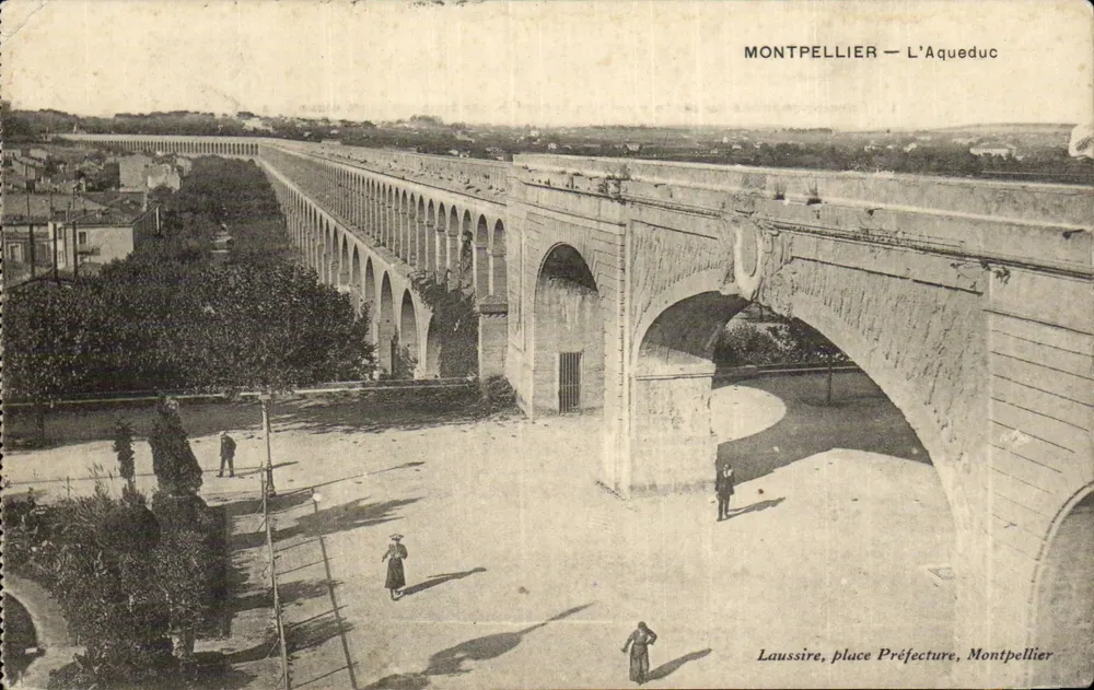Montpellier — O Aqueduto — Laussire, praça do Prefeito, Montpellier - Frente