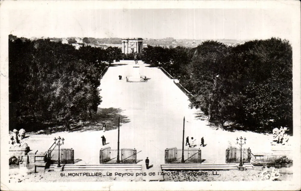 Le Peyrou em Montpellier — vista tirada do Arco do Triunfo — editor LL - Frente