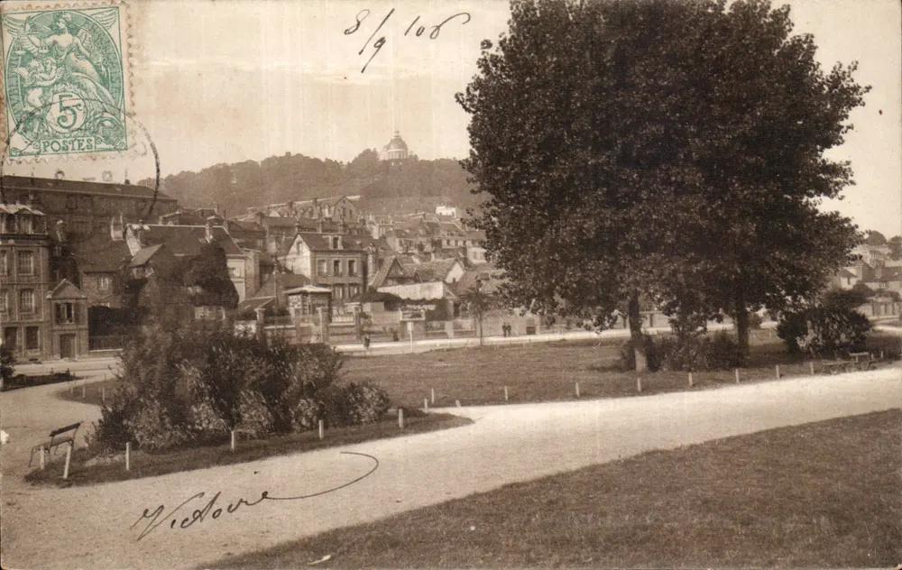 Vicq-d'Orne — Vista do vilarejo com a igreja no fundo — Carta postal de luxo - Frente