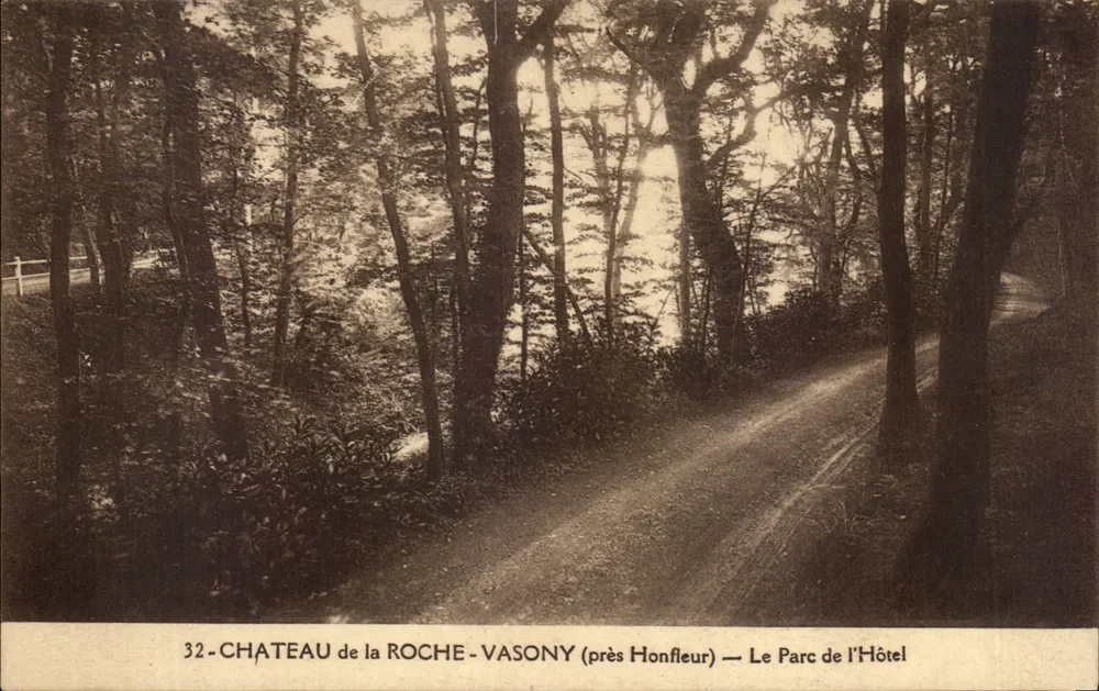Schloss La Roche - Vasony (bei Honfleur) — Der Park des Hotels - Vorderseite