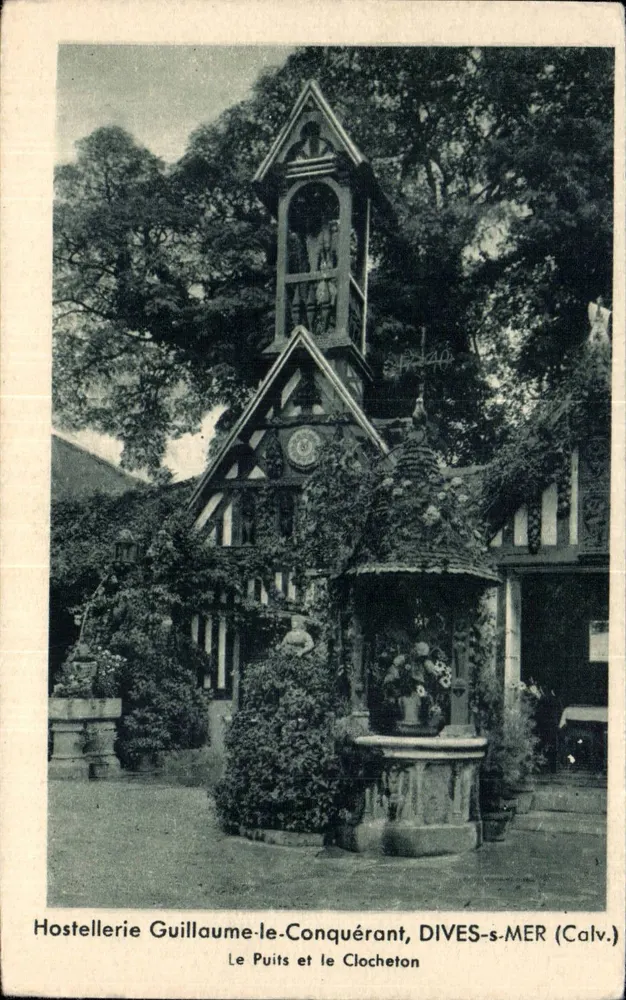Hostellerie Guillaume-le-Conquérant — Der Brunnen und der Glockenturm — Edition Hostellerie Dives - Vorderseite