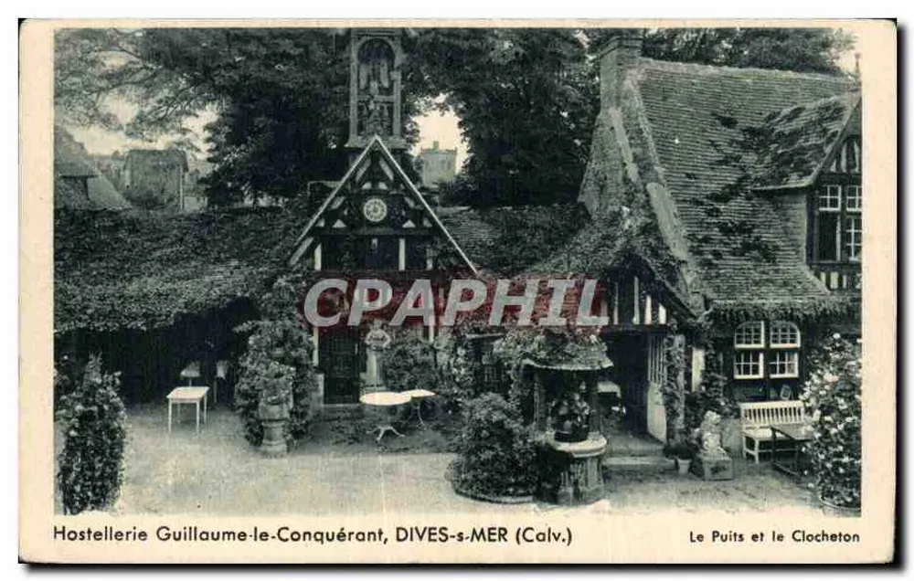 Hostellerie Guillaume-le-Conquérant — Dives-sur-Mer (Calv.) — Der Brunnen und der Glockenturm — Ausgabe Hostellerie - Dives - Vorderseite