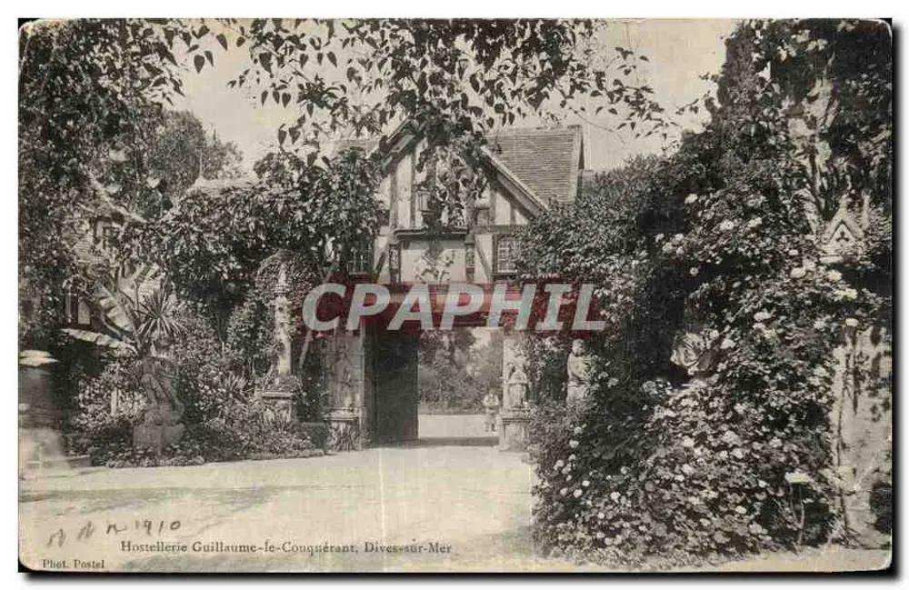 Hostellerie Guillaume-le-Comte, Dives-sur-Mer — vista da entrada cercada de vegetação — Fot. Postel - Frente