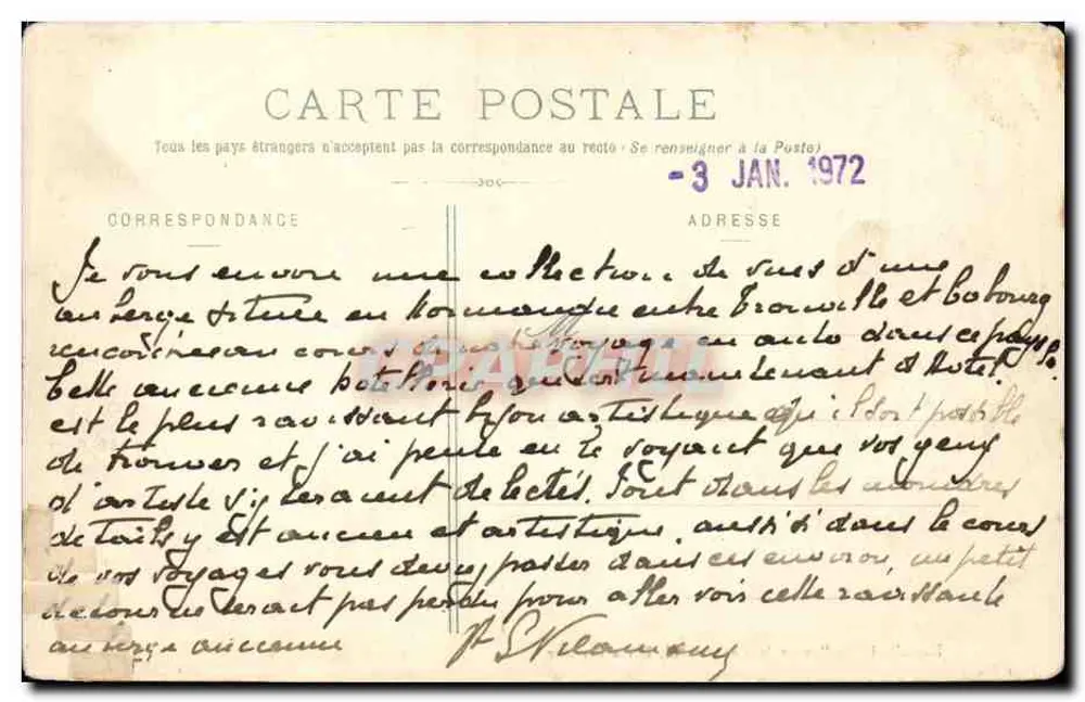 Hostellerie Guillaume-le-Comte, Dives-sur-Mer — vista da entrada cercada de vegetação — Fot. Postel - Verso