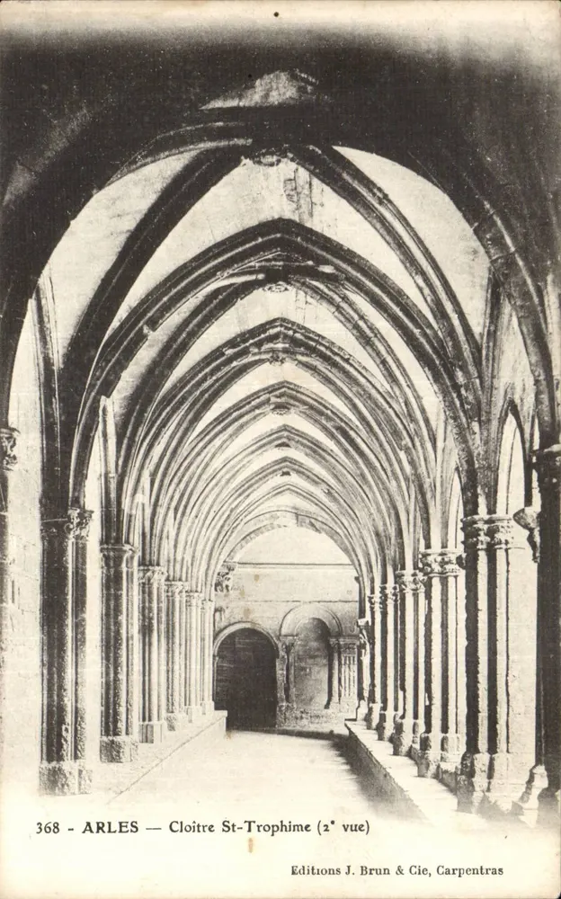 Arles — Claustro de São Trofimé (2ª vista) — Edições J. Brun & Cie, Carpentras, n° 368 - Frente