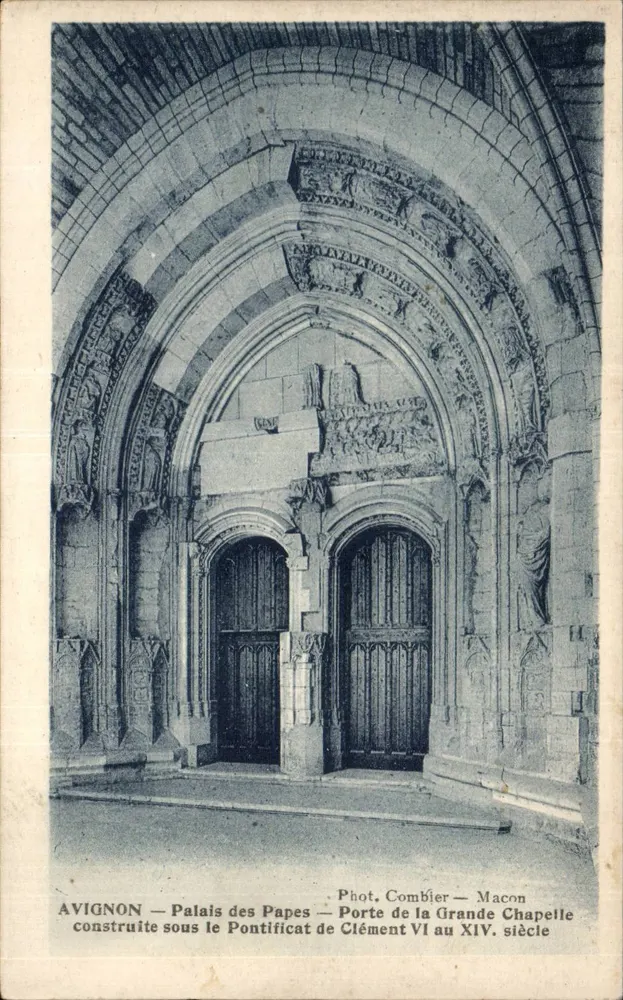 Avignon — Palais des Papes — Porte de la Grande Chapelle — errichtet unter dem Pontifikat von Clement VI im 14. Jahrhundert — Fot. Combier — Macon - Vorderseite