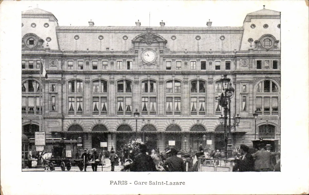 PARIS - Estação Saint-Lazare — vista do edifício com relógio e multidão — editor não visível - Frente
