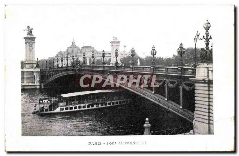 Paris - Pont Alexandre III — vue du pont avec bateau sur la Seine, éditeur 'NADGI' imprimé en bas - Awers