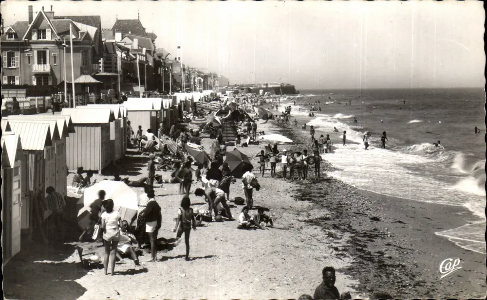 Saint-Auvin-sur-Mer — Strand zur Badezeit und die Villen — Cap - Vorderseite