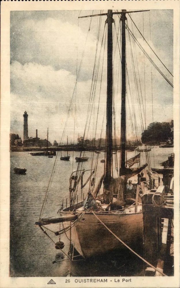 Ouistreham - O Porto — vista do porto com um barco a vela em primeiro plano e um farol em segundo plano — editor ABA, n° 26 - Frente
