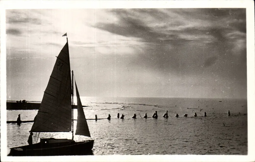 Schöne normannische Strände — 835 — Ouistreham-Riva-Bella (Calvados) — Effekt des Rücklichts am Mündungsgebiet der Orne — Verlag: PHOTO VERITABLE in Couthey - Vorderseite