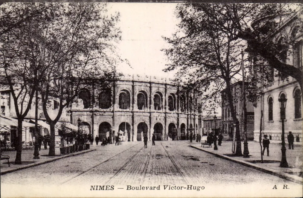 Nîmes — Boulevard Victor-Hugo — A.R. - Frente