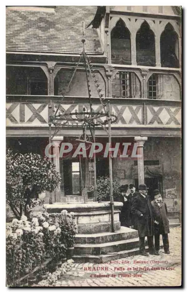 Beaune - Gussstahlbrunnen in der Cour d'Honneur des Hôtel-Dieu - Vorderseite