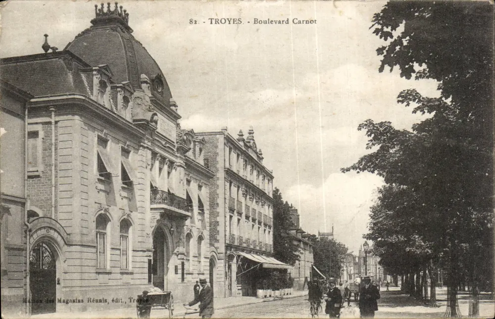 Troyes - Boulevard Carnot — Casa dos Magasins Réunis, edit. Troyes, n°82 - Frente