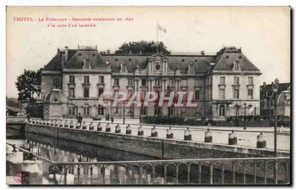 Troyes - A Prefeitura - Totalmente restaurada em 1892 após um incêndio - Frente