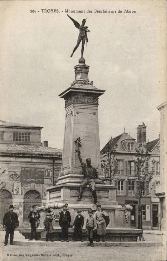 Troyes - Monument dos Benefactores da Aube — Casa dos Lojas Reunidas, editor. Troyes - Frente