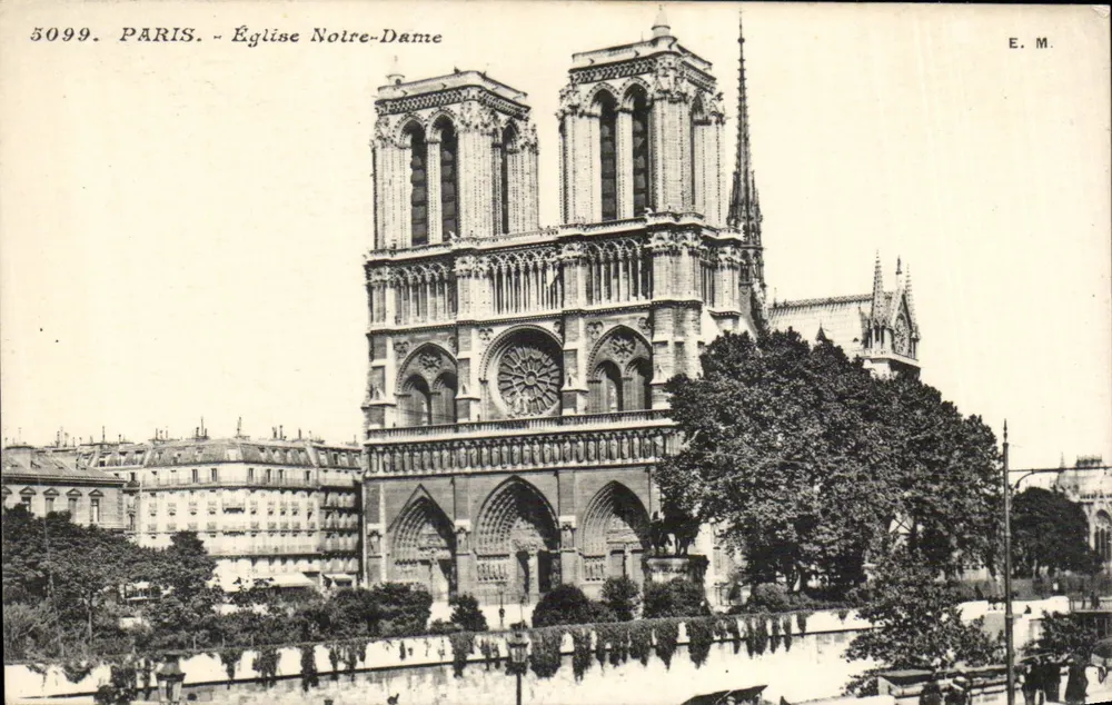 Paris - Igreja Notre-Dame — vista da fachada gótica com roseira e torres, n° 5099, editor E. M. - Frente