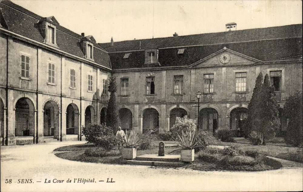 Sens — A Cour do Hospital — LL. - Frente