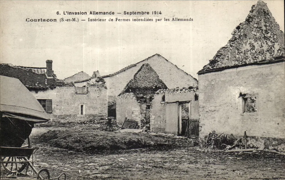 Courtacon (S.-et-M.) — Innenansicht von von den Deutschen zerstörten Höfen — September 1914 - Vorderseite