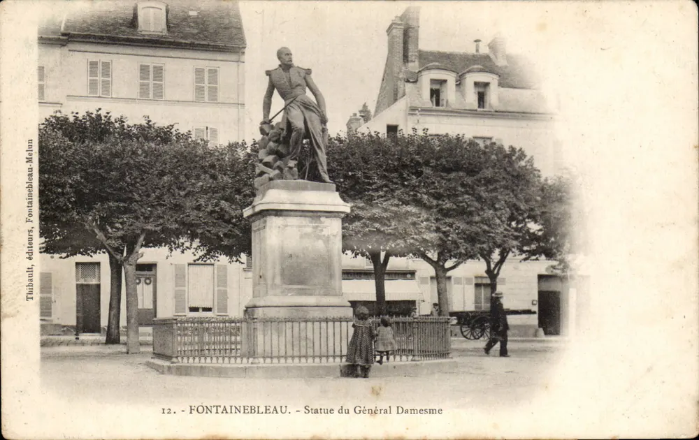 Fontainebleau — Estátua do Geral Damesme — Tuihault, editores, Fontainebleau - Frente