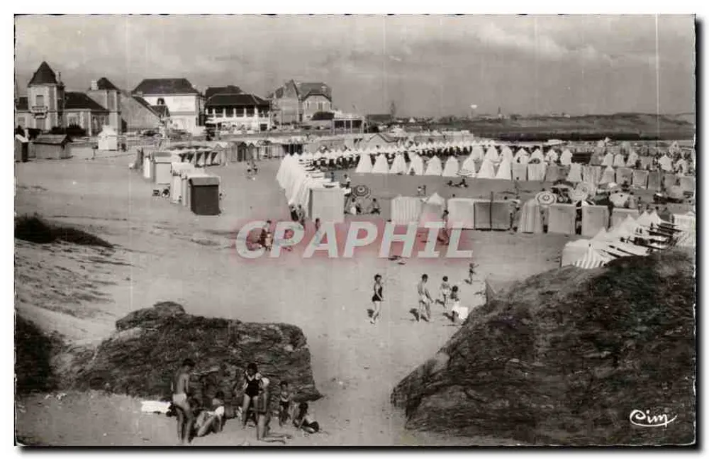 क्रॉस-डी-विए — एक चिंतनशील समुद्र तट जहां टेंट और इमारतें हैं — Cim - आगे