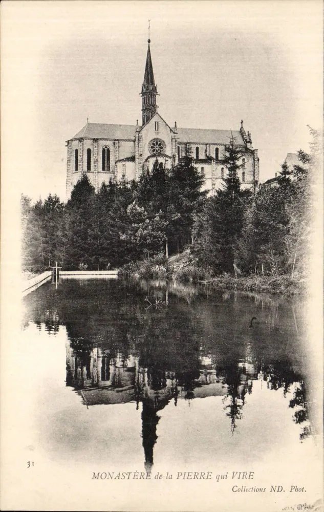 Monastère de la Pierre qui Vire — Vue du bâtiment reflété dans un étang — Collections ND. Phot. - Recto