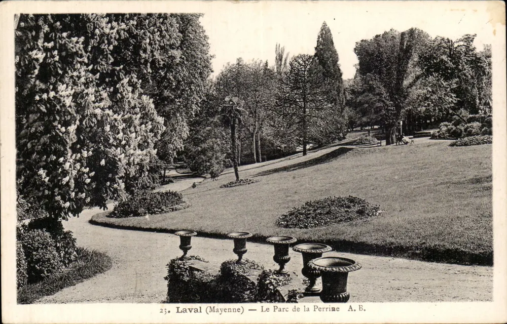 Laval (Mayenne) — O Parque da Perrine — A.B. - Frente