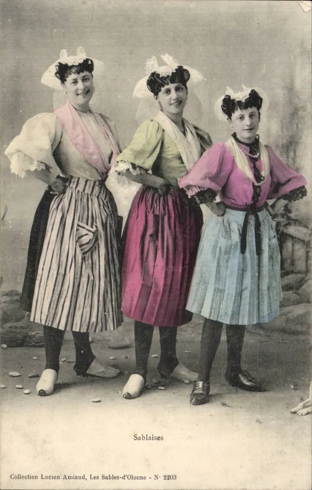 Les Sablaises — Sables-d'Olonne — Coleção Lucien Amiaud, N° 2203 - Frente